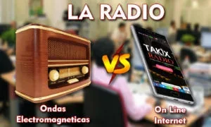 Radio antigua de ondas electromagnéticas junto a un teléfono con TAKIX Radio en streaming por Internet