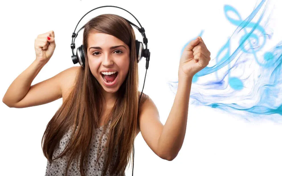 Mujer feliz con audífonos disfrutando de la música
