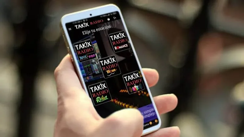 Persona eligiendo su emisora favorita en la aplicación de TAKIX Radio